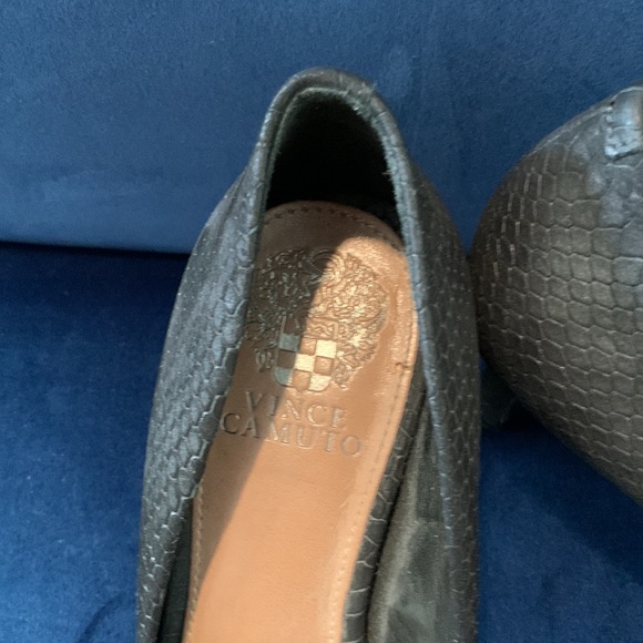 Vince Camuto black snakeskin print pumps - Picture 4 of 5